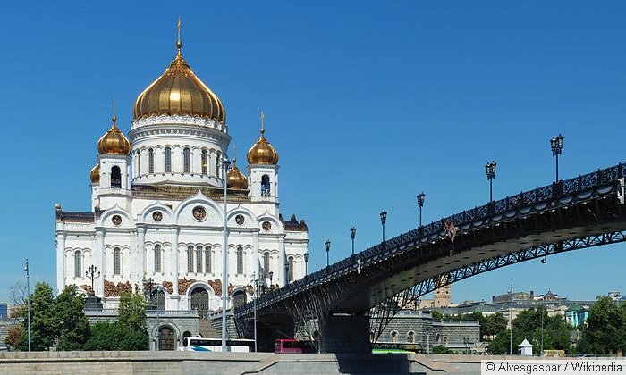 На Патриархию подали в суд за шиномонтаж в Храме Христа Спасителя