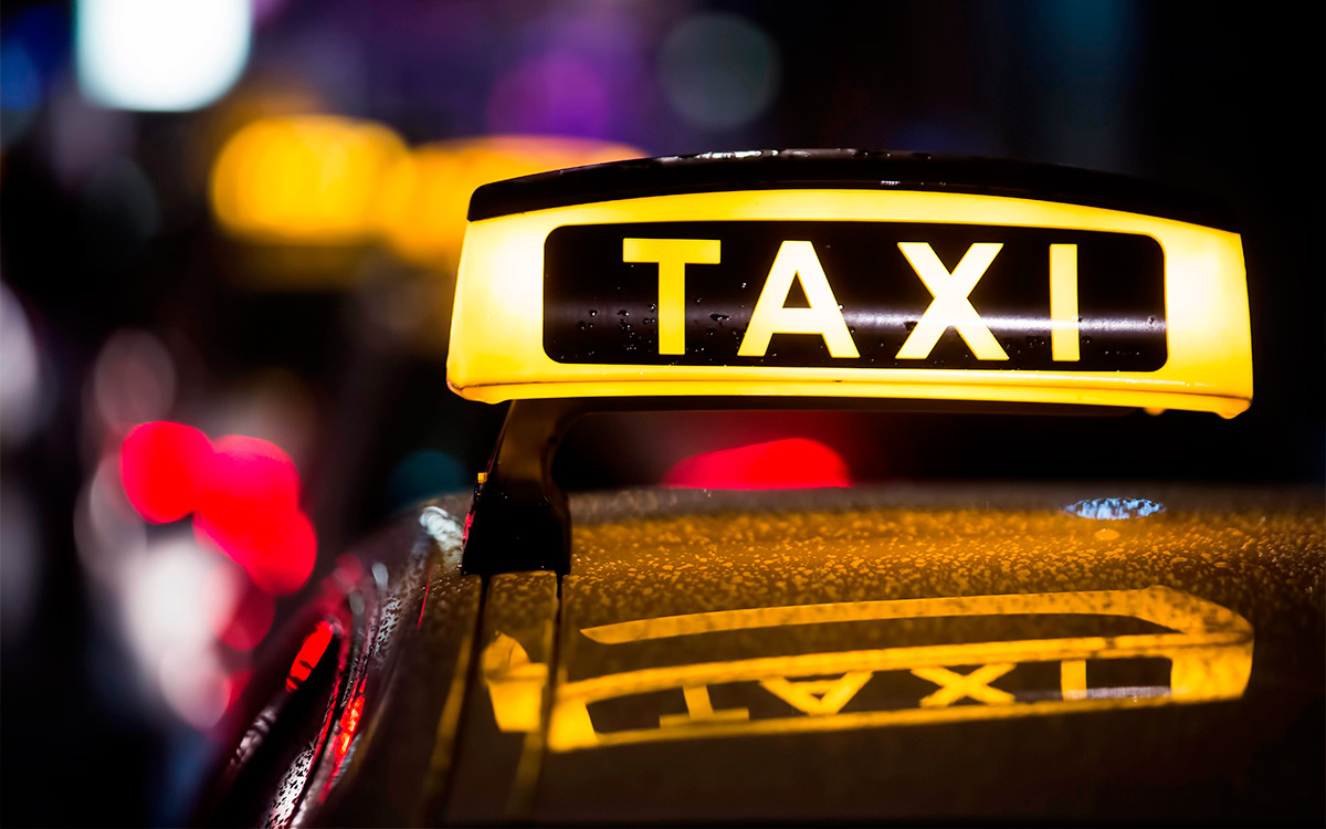 В Подмосковье с начала года на штрафстоянки увезли более 100 машин такси