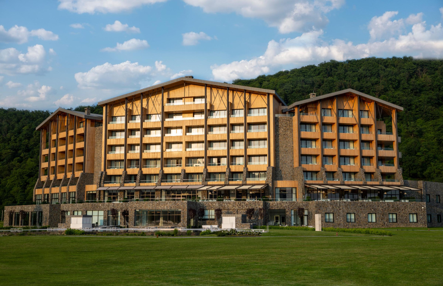 Царство света, объединенное с природой: архитектура Chenot Palace Gabala |  РБК Стиль