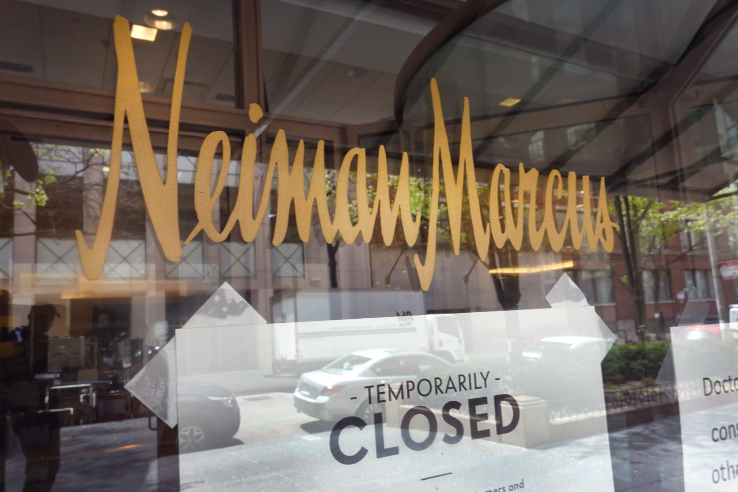 Объявление о закрытии Neiman Marcus