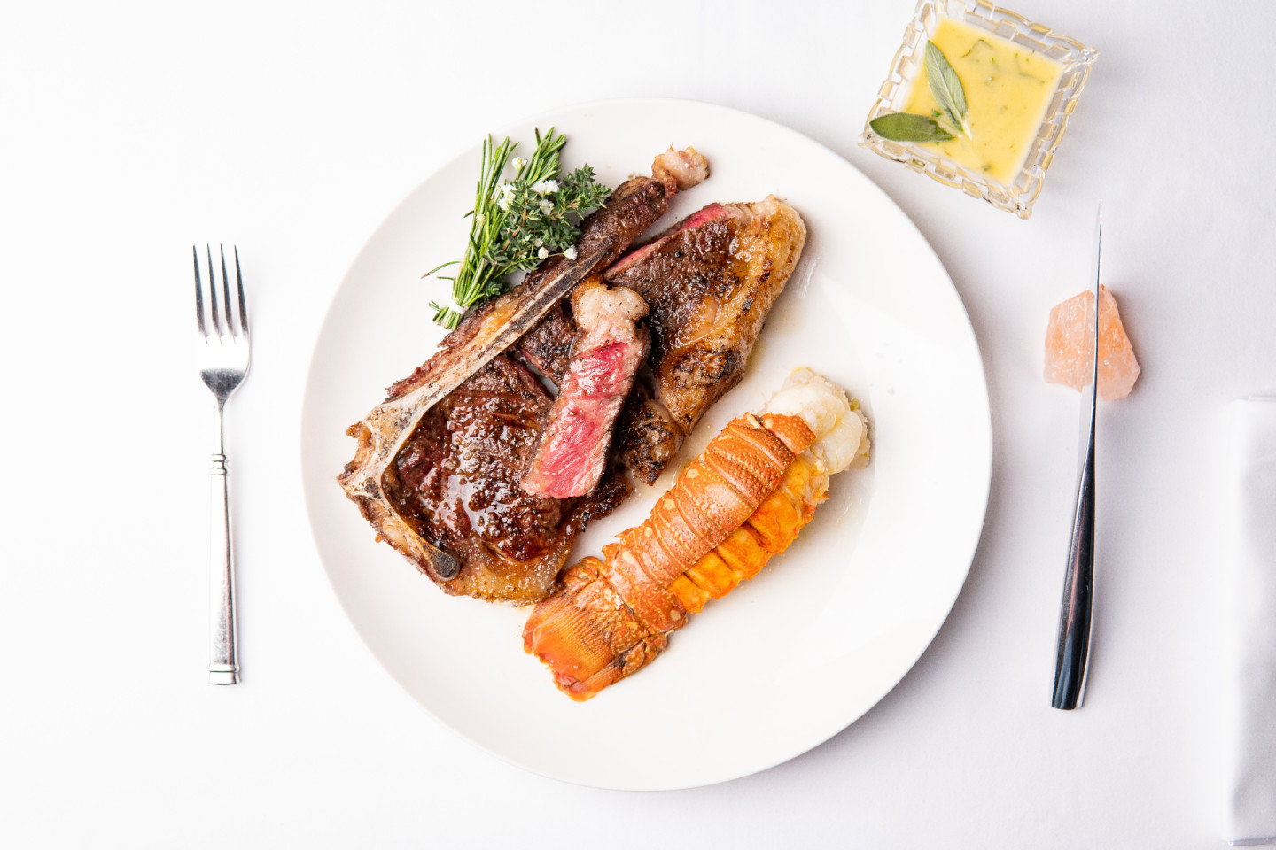 «Bone in New York, Bone in Lobster», мясо и морепродукты