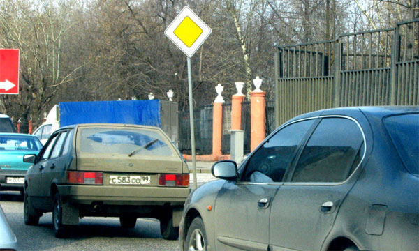 Собственный автомобиль есть у 44% россиян