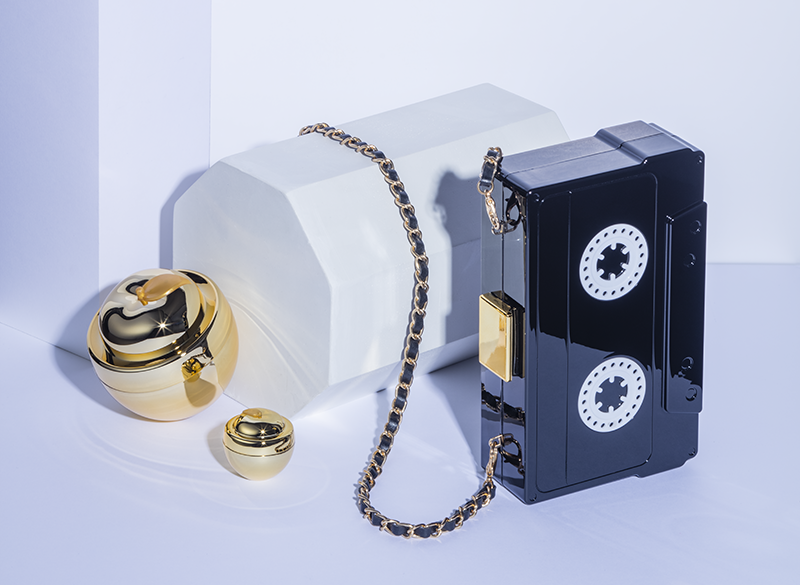 Клатч AME STORE (3 этаж); консилер, крем для глаз URBAN DOLLKISS (ЗОЛОТОЕ ЯБЛОКО) (2 этаж)