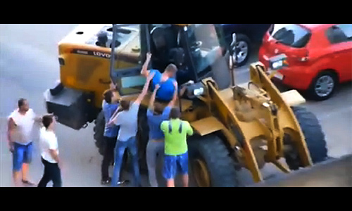 Над пьяным водителем устроили самосуд. ВИДЕО
