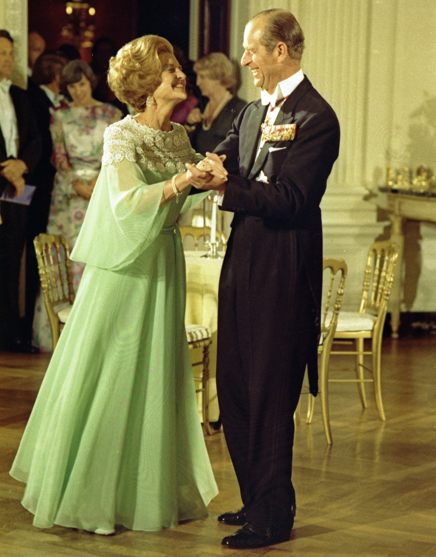 Принц Филипп и первая леди США Бетти Форд танцуют на торжественном приёме в Белом доме, 7 июля 1976 года