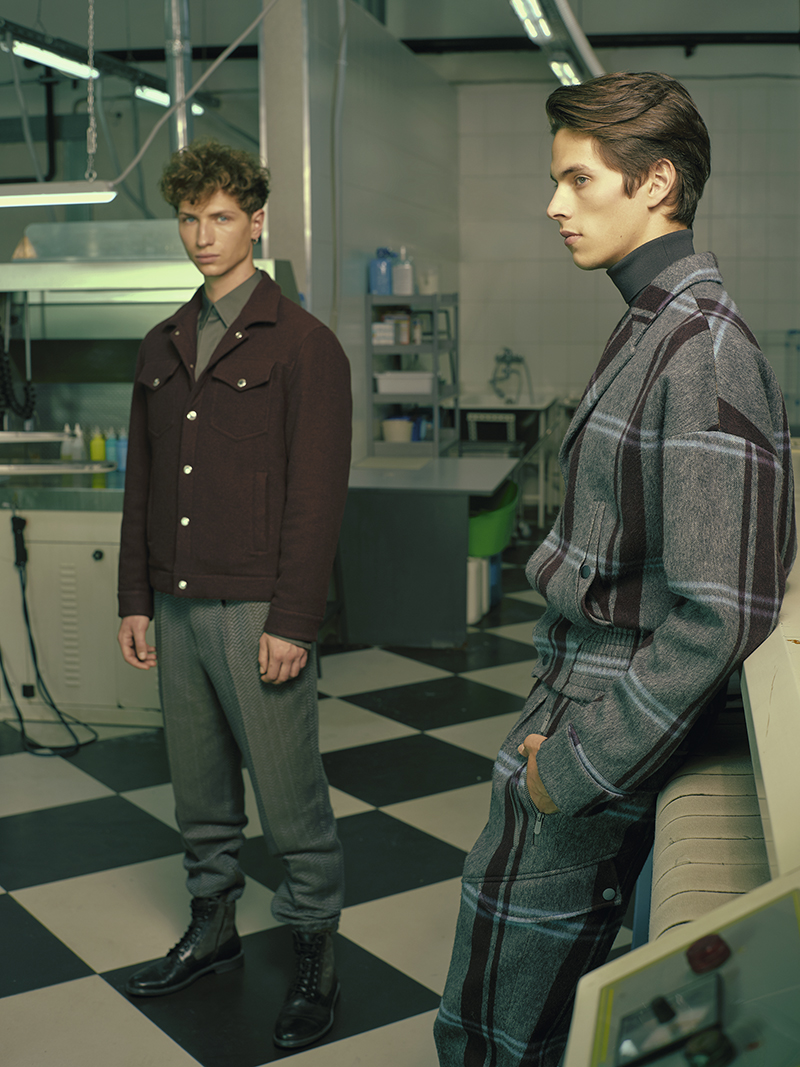 На Илье: рубашка, брюки — все Zegna Couture (ЦУМ); куртка Brunello Cucinelli (бутик Brunello Cucinelli); ботинки Geox (ТРЦ «Европейский»)
На Федоре: куртка, брюки — все Zegna Couture (ЦУМ); водолазка Giorgio Armani (бутик Giorgio Armani)