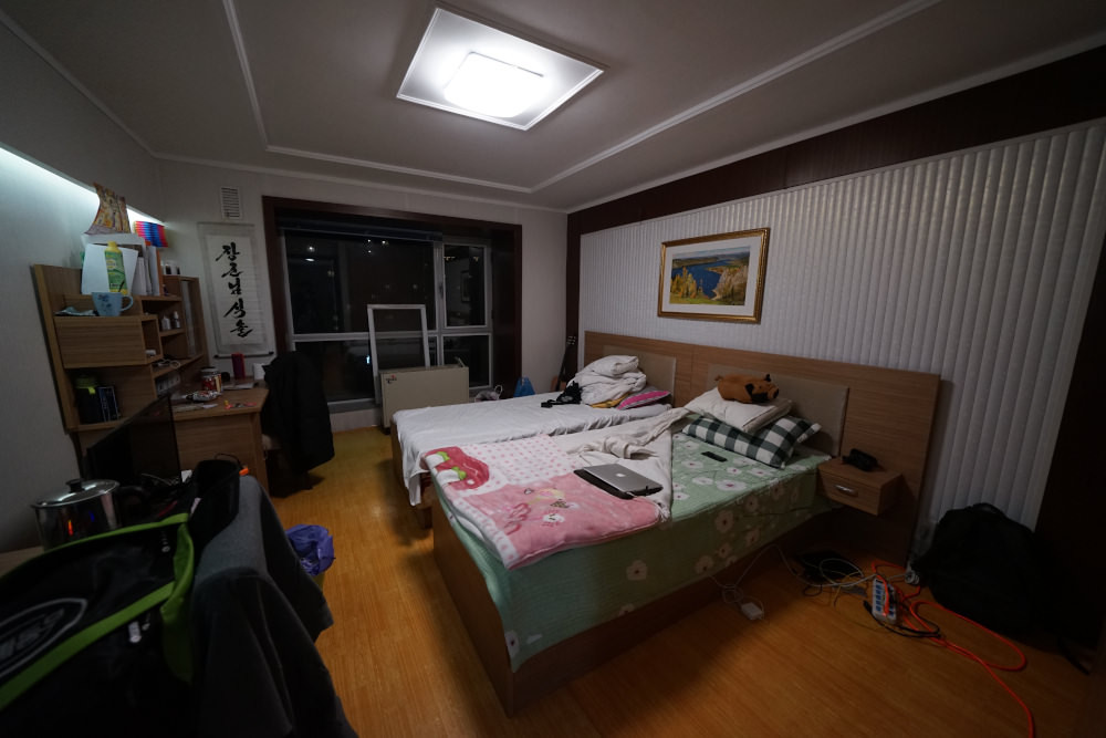 Комната Алека Сигли в общежитии для иностранных студентов Университета имени Ким Ир Сена
