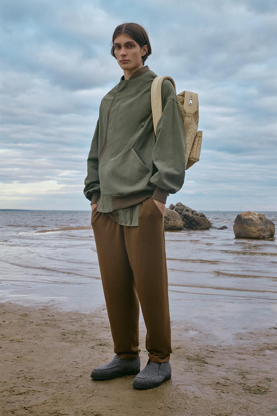 Бомбер Yohji Yamamoto, брюки Loro Piana, ботинки Doucal's, рюкзак Bottega Veneta