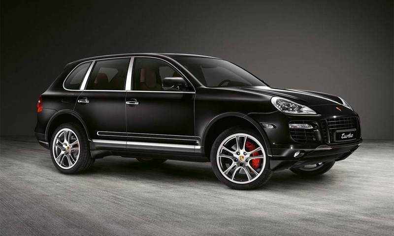 В центре Москвы угнали Porsche Cayenne Turbo с дипномерами