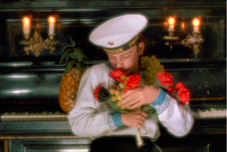 Кадр из фильма «Черная роза — эмблема печали, красная роза — эмблема любви»