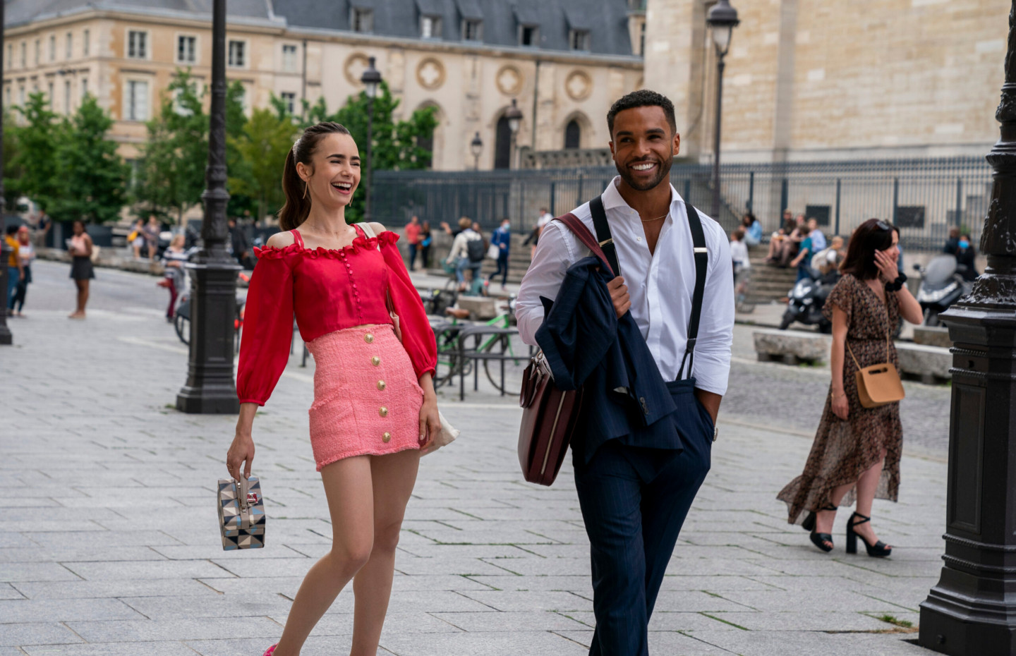 Береты, красное платье и Dior: какие наряды ищут фанаты "Эмили в Париж...