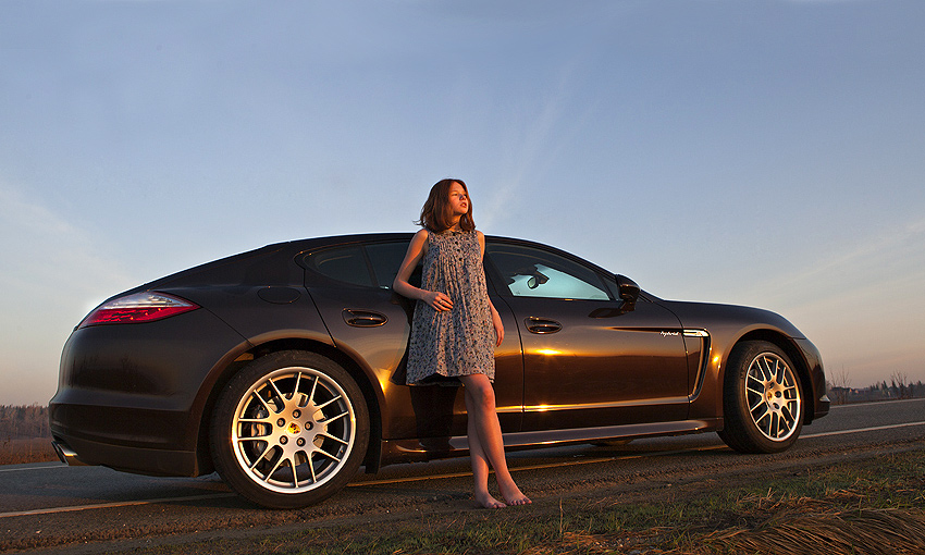 Необычный тест: девушка-фотограф и гонщик за рулем «зеленого» Porsche