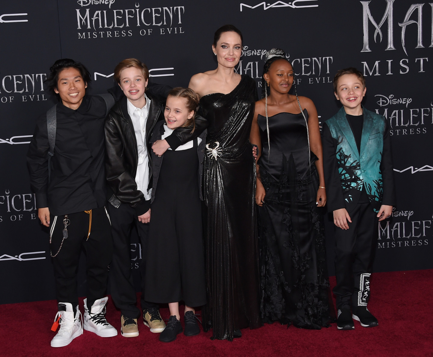 Пакс Тьен, Шайло, Вивьен, Анджелина Джоли, Захара и Нокс на премьере фильма «Малефисента» в Лос-Анджелесе, 2019