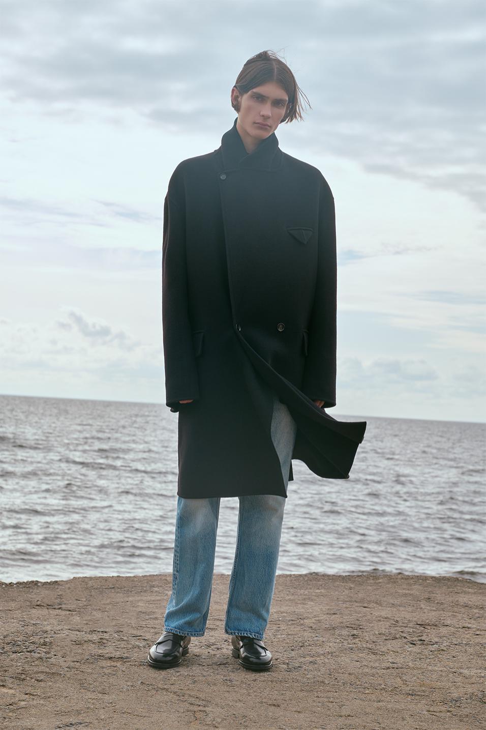 Пальто Bottega Veneta, джинсы Celine, пенни-лоферы W.Gibbs
