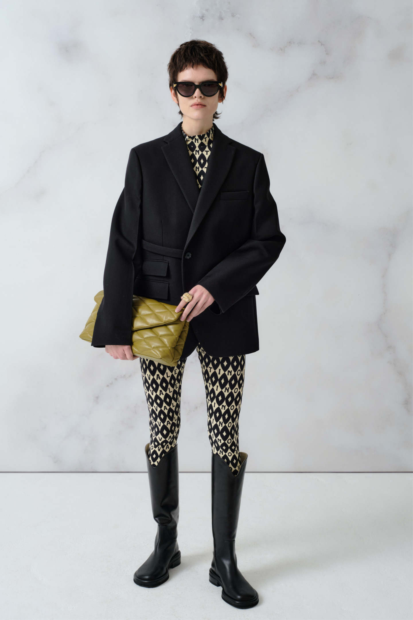 Жакет Jil Sander (227 500 руб.), водолазка (56 900 руб.), леггинсы (66 350 руб.) — все Valentino, клатч Sade, Saint Laurent (112 500 руб.), сапоги Pipe Riding, Proenza Schouler (95 700 руб.), очки Bottega Veneta (36 100 руб.), кольцо Lanvin (31 700 руб.)