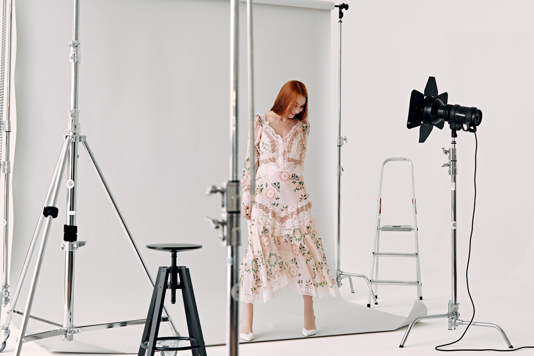 На Марте: платье, туфли — все Ermanno Scervino