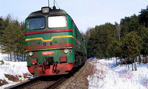 Тепловоз раздавил двух человек