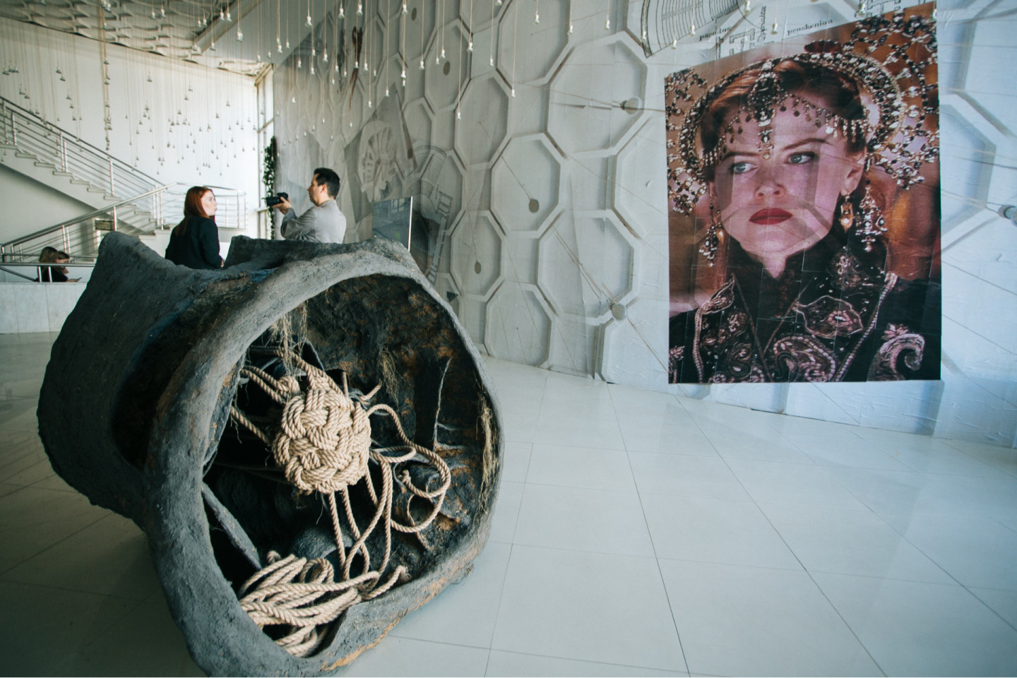 Peles Empire (Катарина Штовер и Барбара Вольф; Румыния/Германия), «Широко закрытые глаза», 2021. Инсталляция. Специально для 6-й Уральской индустриальной биеннале