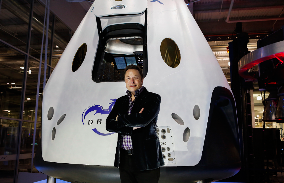 SpaceX отправит двух туристов к Луне в 2018 году
