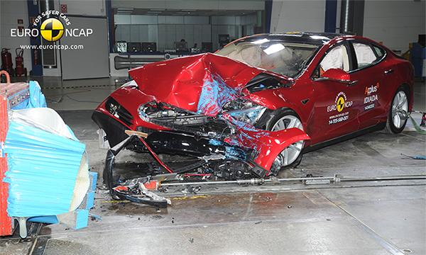 Tesla Model S набрала 5 звезд по результатам краш-теста