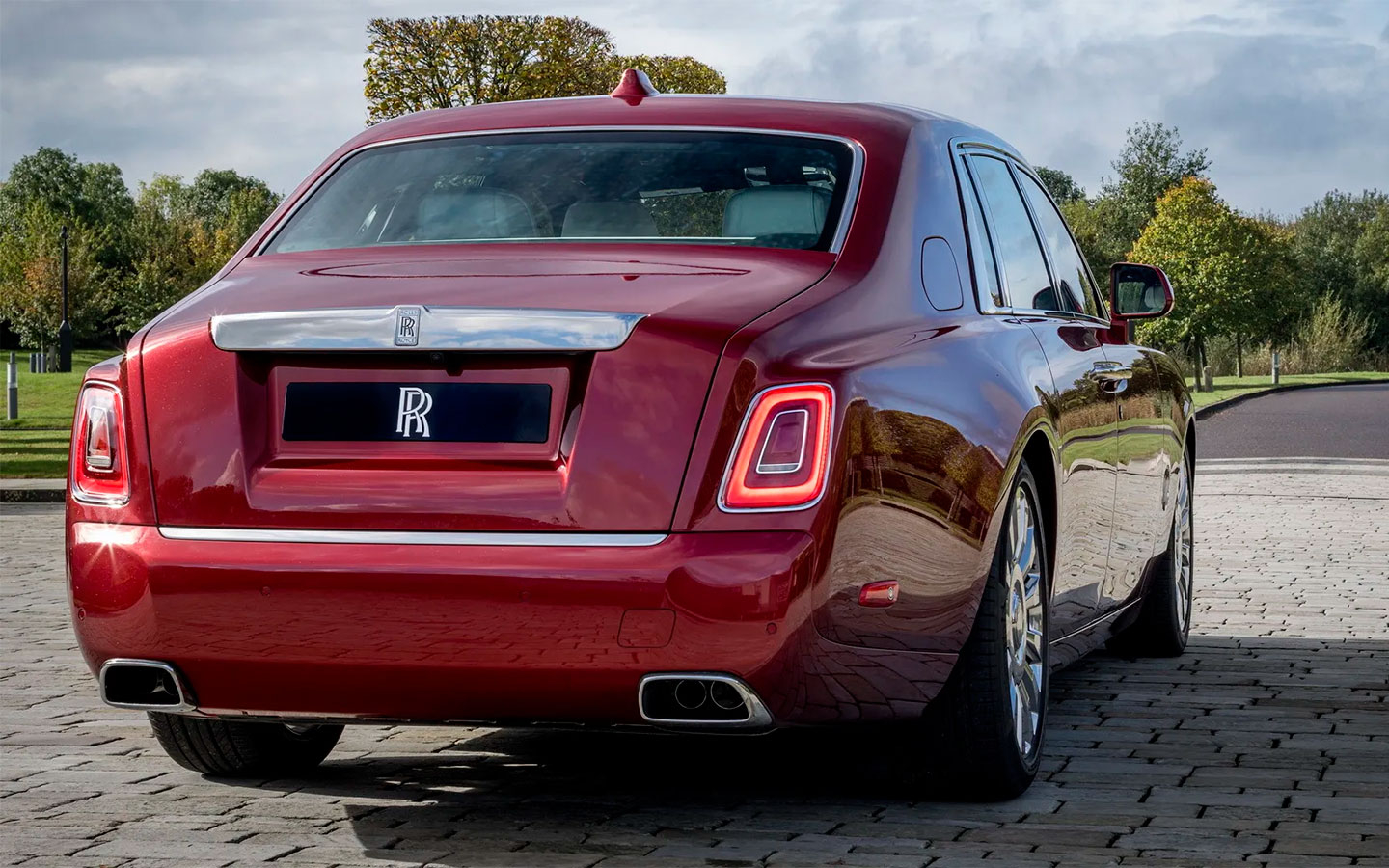 Красный rolls royce