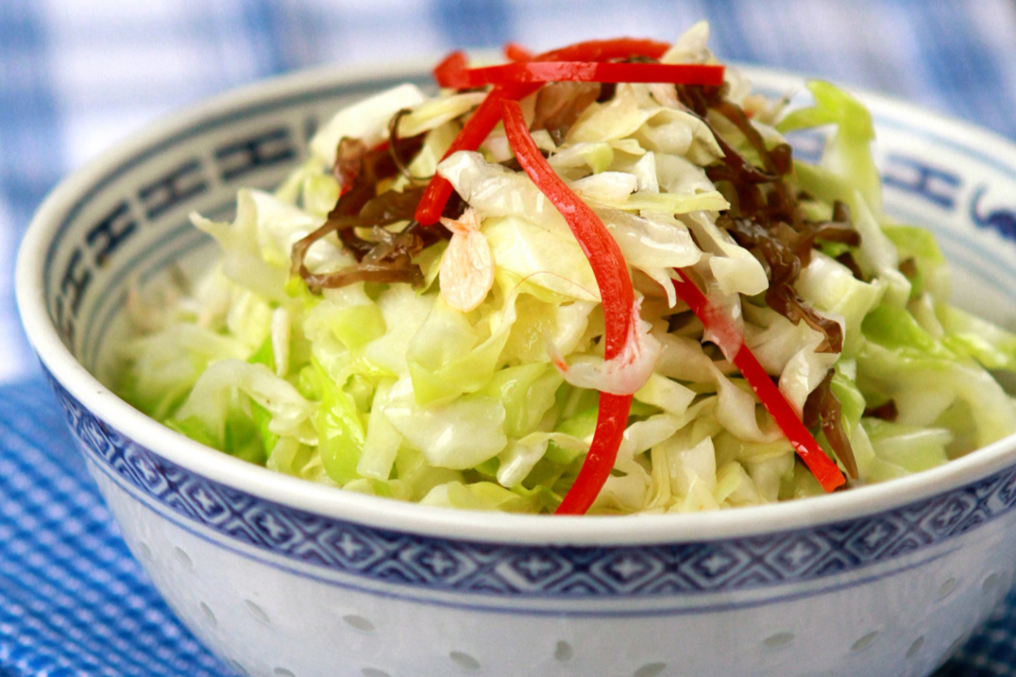 Салат с капустой — один из вариантов блюд в меню «Любимой» диеты