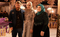 Медни Кадырова (справа),&nbsp;Айшат Кадырова и&nbsp;Рамзан Кадыров