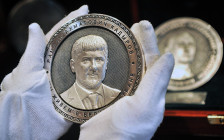 Серебряная монета-медаль с изображением главы Чечни Рамзана Кадырова из коллекции «Созидатели России» на фабрике «Оружейник»