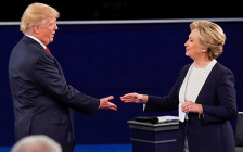 Кандидаты в президенты США Дональд Трамп и Хиллари Клинтон во время второго раунда официальных дебатов


