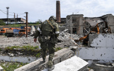 Военнослужащий батальона «Восток» Народной милиции ДНР обходит территорию разрушенного комбината «Азовсталь»