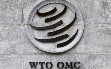 Эмблема ​Всемирной торговой организации на штаб-квартире в Женеве


