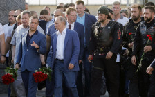 Владимир Путин и Дмитрий Медведев с участниками мотоклуба ​«Ночные волки» в Севастополе


