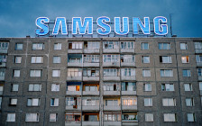 Логотип компании Samsung на жилом здании
