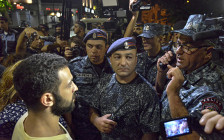 Протестующие разговаривают с сотрудниками полиции во время ночного митинга в поддержку ​группировки «Сасна Црер», 31 июля 2016 года



