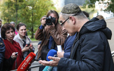 Блогер Антон Носик, обвиняемый в распространении экстремистских материалов в интернете, отвечает на вопросы журналистов у Пресненского суда Москвы


