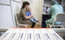 Вакцина от гриппа «Гриппол плюс» в одной из поликлиник в России, 2015 год


