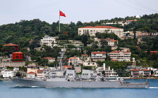 Эсминец «Портер» на пути к Черному морю в Стамбуле, Турция. 6 июня 2016 года


