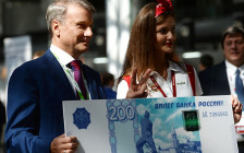 Глава Сбербанка Герман Греф фотографируется с образцом банкноты в 200 руб. на форуме «Сочи-2016», 30 сентября 2016 года




