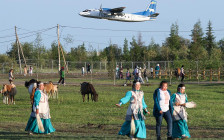 Пассажирский самолет Ан-24 якутской авиакомпании «Полярные авиалинии» в селе Верхневилюйск