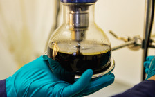 Проверка образца нефти в лаборатории
