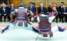 Премьер-министр Японии Синдзо Абэ и президент России Владимир Путин (слева направо на втором плане) во время посещения центра восточных единоборств «Кодокан»

