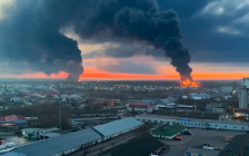 Дым от пожара на территории нефтебазы в апреле 2022 года