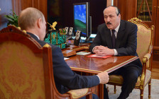 Глава Дагестана Рамазан Абдулатипов (справа) во время встречи с президентом России Владимиром Путиным в Кремле, июль 2014 года
