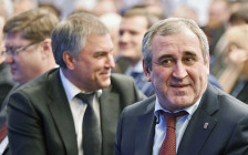 Вячеслав Володин и Сергей Неверов (слева направо в центре)


