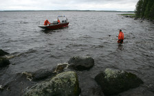 Сотрудники МЧС во время поисково-спасательной операции на берегу озера Сямозеро


