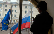 Флаг Евросоюза (слева) и флаг России


