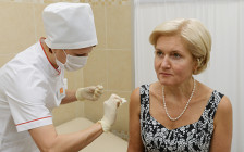 Заместитель председателя правительства России Ольга Голодец делает прививку против гриппа




