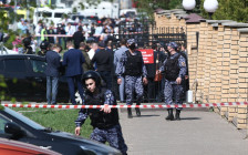 Сотрудники правоохранительных органов у школы № 175 в Казани