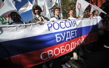 Участники митинга в память об августовском путче 1991 года в Москве


