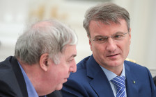 Основной владелец группы БИН Михаил Гуцериев и глава Сбербанка Герман Греф (слева направо), 9 декабря 2015 года


